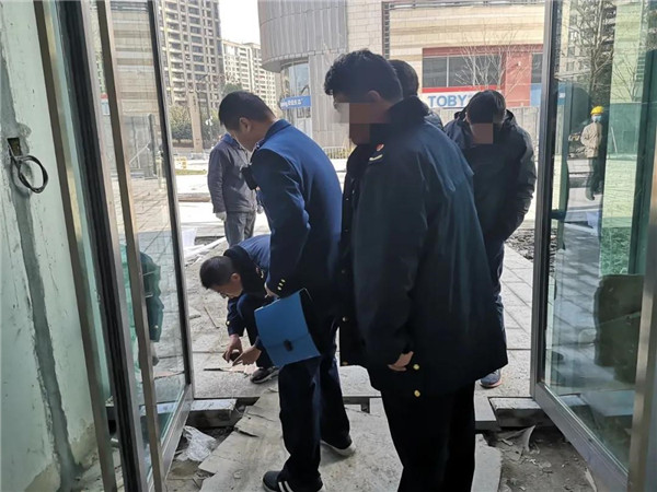 假冒多瑪凱拔地彈簧拉手，沒(méi)收罰款，保障用戶通行安全
